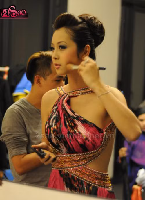 Mẫu váy dạ hội tuyệt đẹp khoe vẻ gợi cảm của Jennifer. (Theo: 2sao). Xem thêm:Hồ Ngọc Hà/ Tăng Thanh Hà/ Thanh Hằng/ Minh Hằng