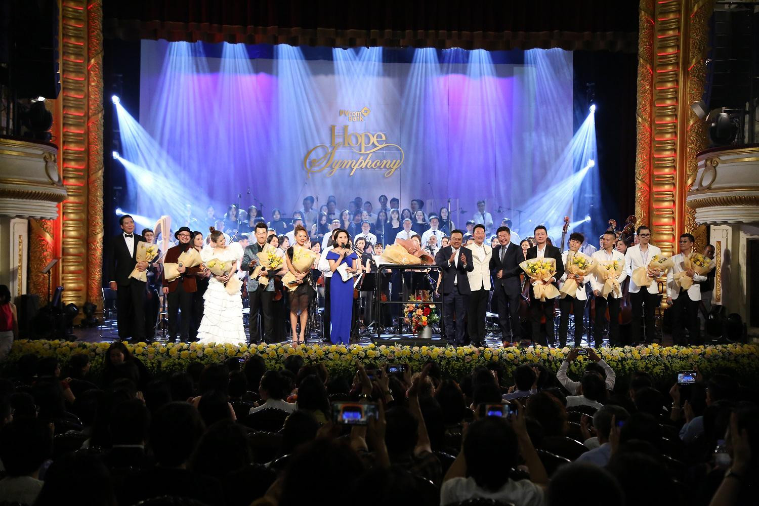 “Hope Symphony 2022” đã mang đến cho khán giả nhiều xúc cảm về những giá trị nhân văn sâu sắc, niềm tin và tình yêu thương. “Hope Symphony 2022” đã mang đến cho khán giả nhiều xúc cảm về những giá trị nhân văn sâu sắc, niềm tin và tình yêu thương.