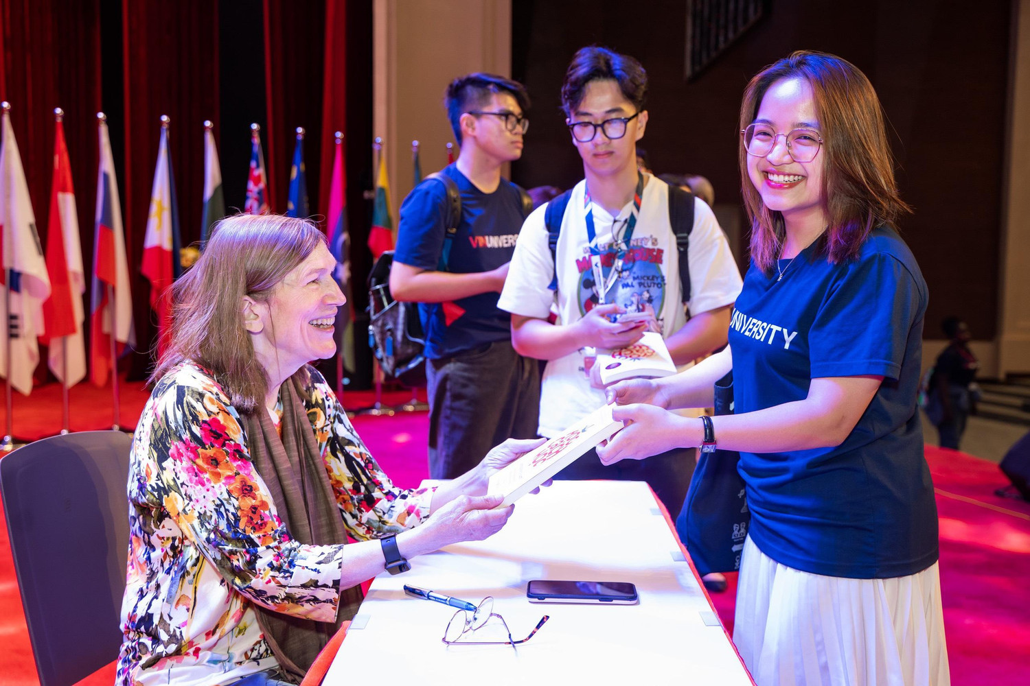 Giáo sư Barbara ký tặng sách cho các bạn học sinh, sinh viên trực tiếp tham dự buổi chia sẻ tại Đại học VinUni.