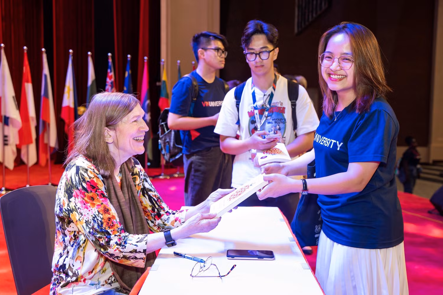 Giáo sư Barbara ký tặng sách cho các bạn học sinh, sinh viên trực tiếp tham dự buổi chia sẻ tại Đại học VinUni. Giáo sư Barbara ký tặng sách cho các bạn học sinh, sinh viên trực tiếp tham dự buổi chia sẻ tại Đại học VinUni.