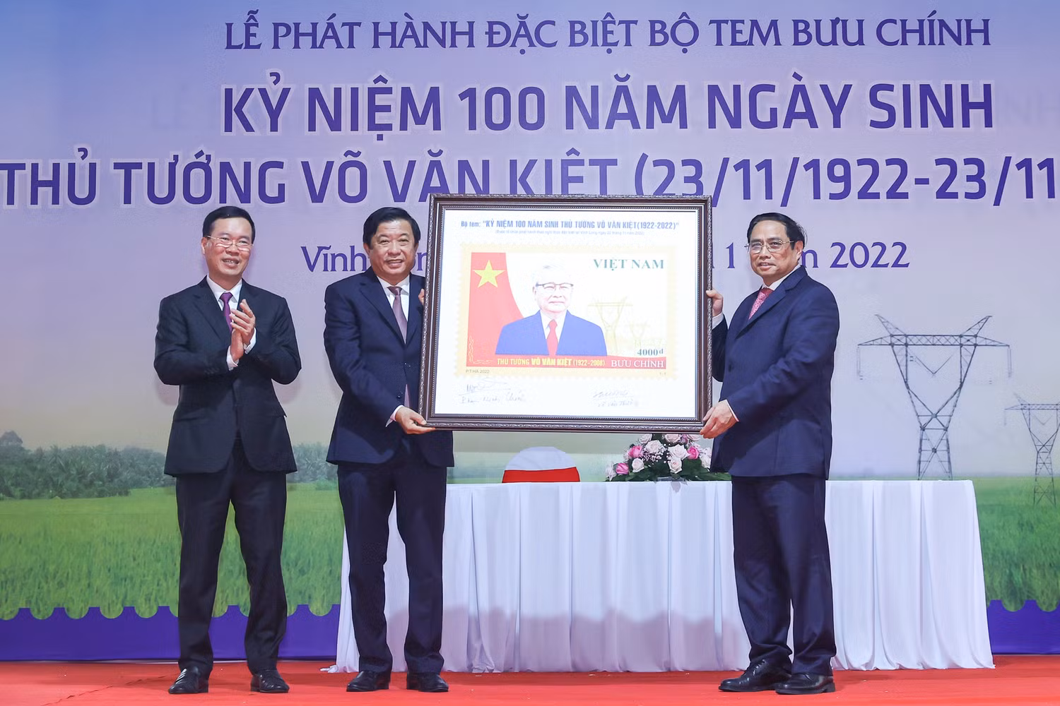 Thủ tướng Phạm Minh Chính, Thường trực Ban Bí thư Võ Văn Thưởng trao tượng trưng bộ tem bưu chính đặc biệt cho tỉnh Vĩnh Long - Ảnh: VGP/Nhật Bắc Thủ tướng Phạm Minh Chính, Thường trực Ban Bí thư Võ Văn Thưởng trao tượng trưng bộ tem bưu chính đặc biệt cho tỉnh Vĩnh Long - Ảnh: VGP/Nhật Bắc