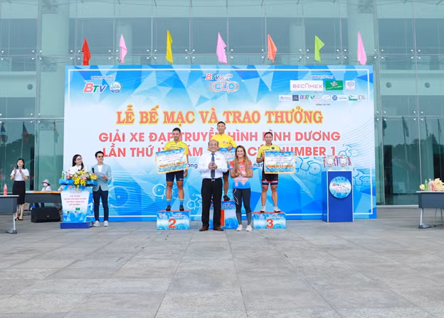 Đại diện Nhãn hàng Number 1 cùng ban tổ chức trao giải cho những tay đua giành chiến thắng