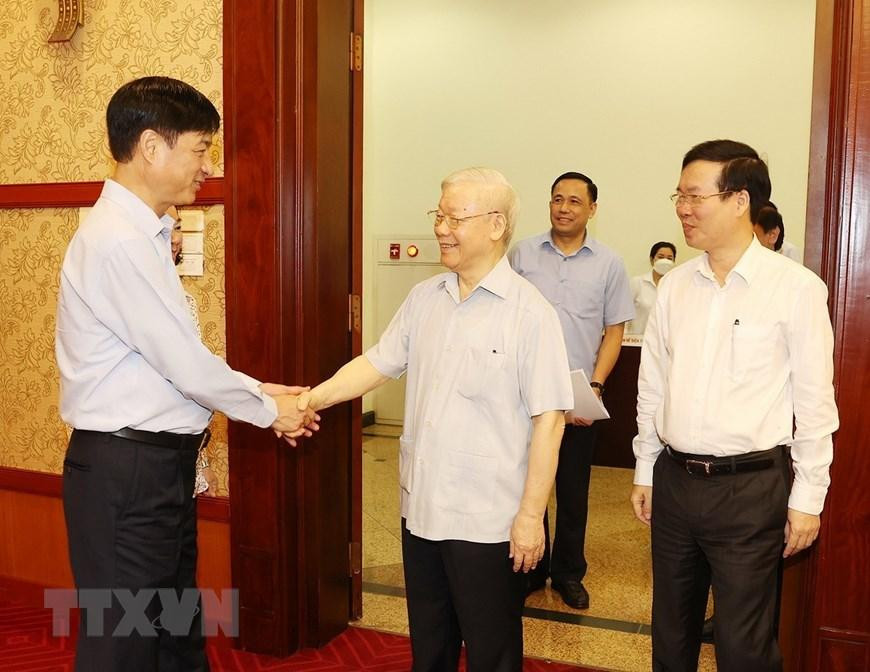 Tổng Bí thư Nguyễn Phú Trọng với các đồng chí thành viên Ban Chỉ đạo dự cuộc họp. Ảnh: Trí Dũng/TTXVN