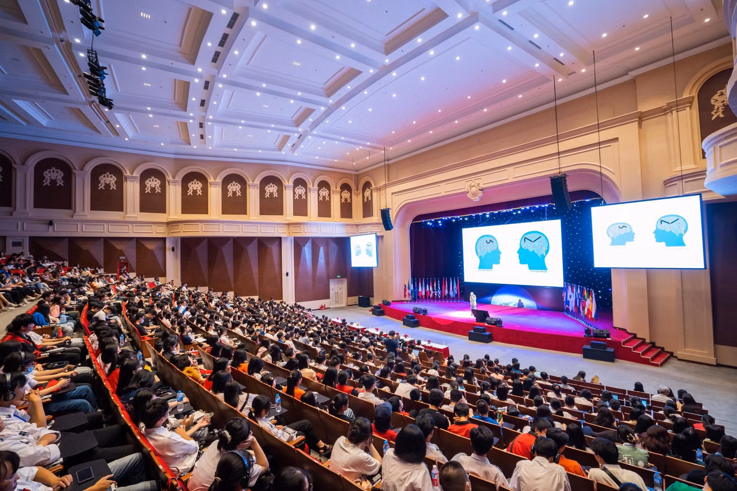 Buổi chia sẻ về phương pháp học tập hiệu quả của Giáo sư Barbara Oakley tại VinUni thu hút hàng nghìn giảng viên, giáo viên, sinh viên và học sinh phổ thông ở nhiều tỉnh thành. Buổi chia sẻ về phương pháp học tập hiệu quả của Giáo sư Barbara Oakley tại VinUni thu hút hàng nghìn giảng viên, giáo viên, sinh viên và học sinh phổ thông ở nhiều tỉnh thành.