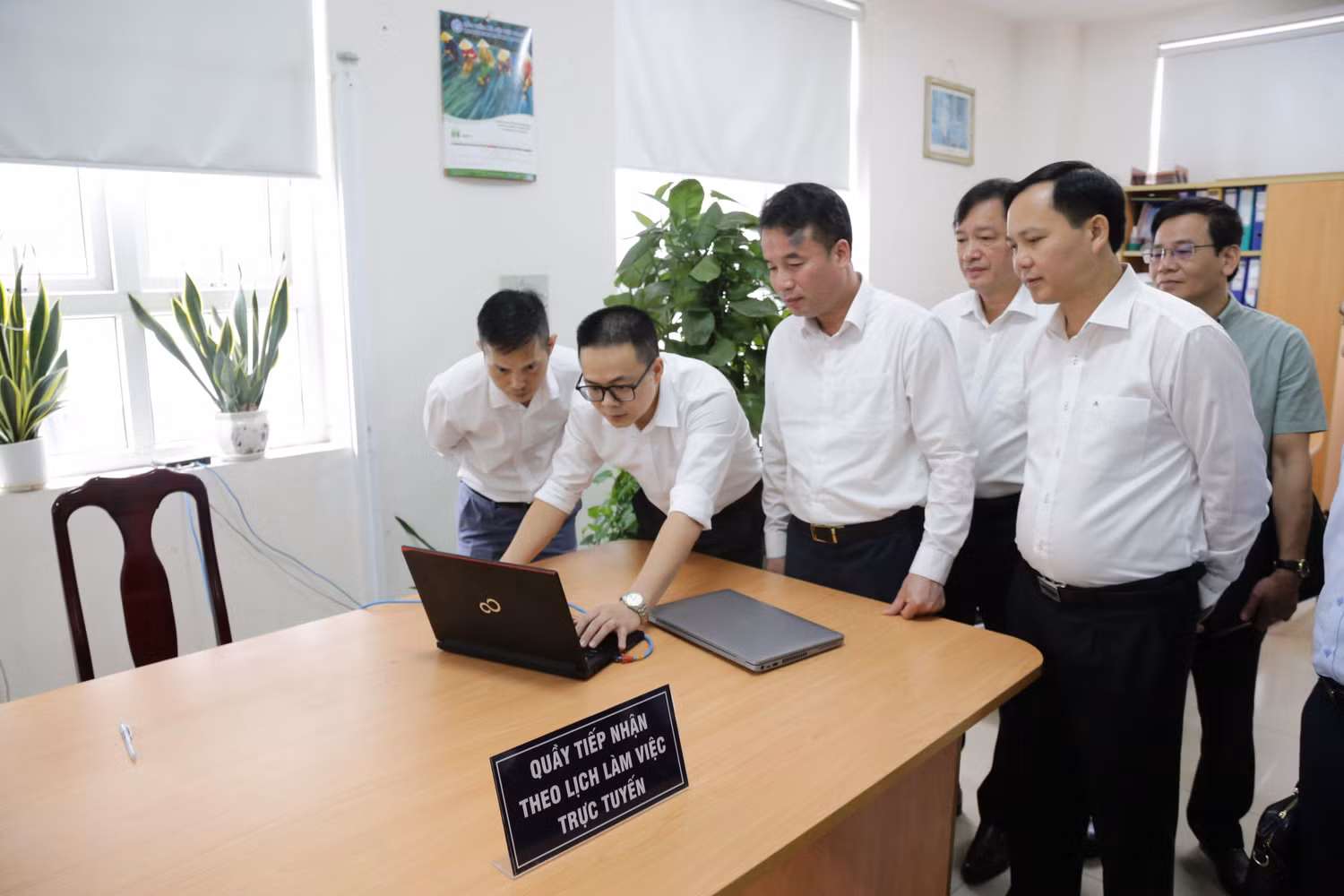 Lãnh đạo Bảo hiểm xã hội Việt Nam kiểm tra tính năng đặt lịch làm việc với cơ quan Bảo hiểm xã hội Lãnh đạo Bảo hiểm xã hội Việt Nam kiểm tra tính năng đặt lịch làm việc với cơ quan Bảo hiểm xã hội