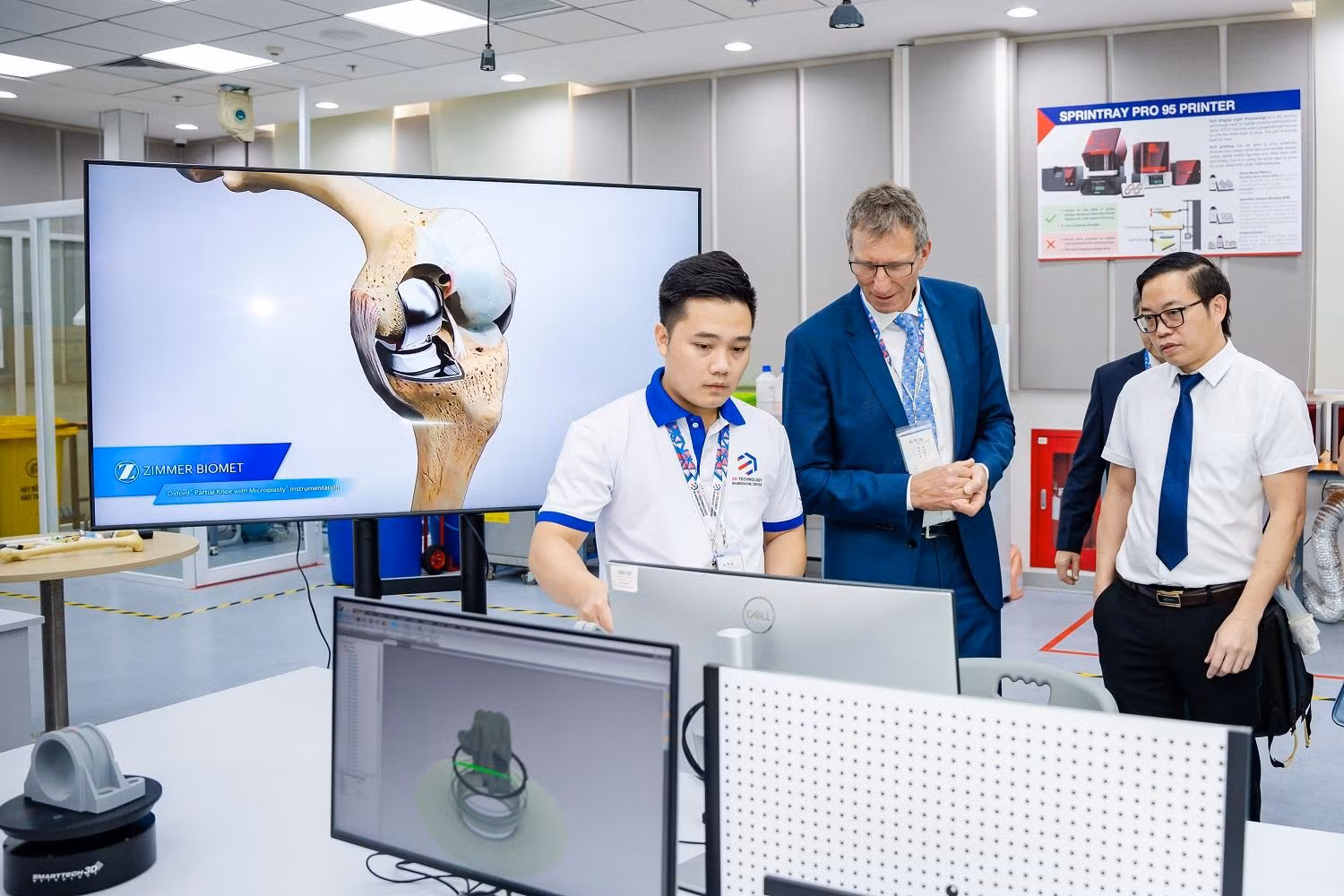 Trong khuôn khổ hội thảo, các đại biểu đã được tham quan hệ thống máy móc, trang thiết bị hiện đại đến từ các hãng phần cứng và phần mềm công nghệ 3D trong Y khoa hàng đầu trên thế giới.