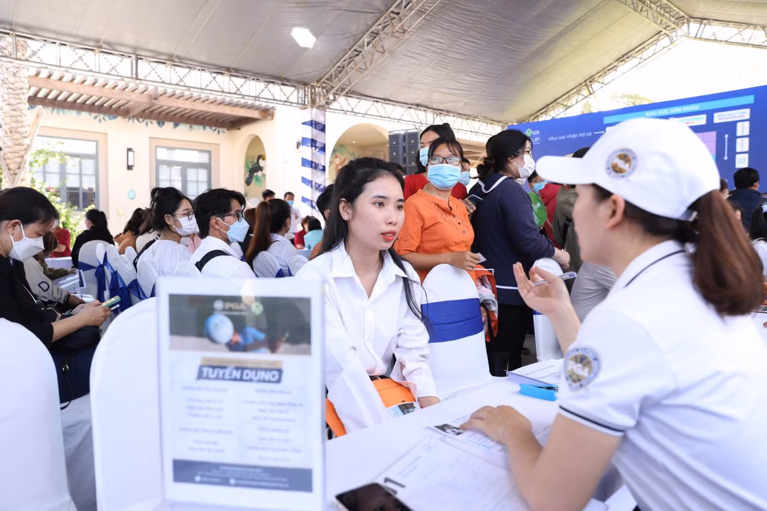 Ứng viên phỏng vấn trực tiếp và nghe tư vấn từ các chuyên gia tuyển dụng.