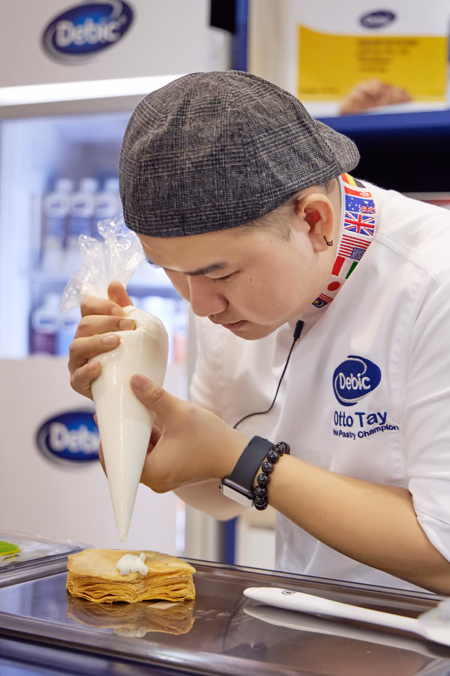 Chef Otto Tay, quán quân cuộc thi World Pastry Cup 2019, trình diễn nghệ thuật làm bánh tại Lễ giới thiệu, sử dụng chính các dòng sản phẩm cao cấp mang thương hiệu Debic Chef Otto Tay, quán quân cuộc thi World Pastry Cup 2019, trình diễn nghệ thuật làm bánh tại Lễ giới thiệu, sử dụng chính các dòng sản phẩm cao cấp mang thương hiệu Debic
