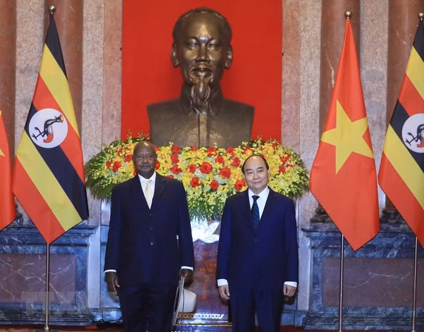 Chủ tịch nước Nguyễn Xuân Phúc đón Tổng thống Uganda Yoweri Kaguta Museve. (Ảnh: TTXVN) Chủ tịch nước Nguyễn Xuân Phúc đón Tổng thống Uganda Yoweri Kaguta Museve. (Ảnh: TTXVN)
