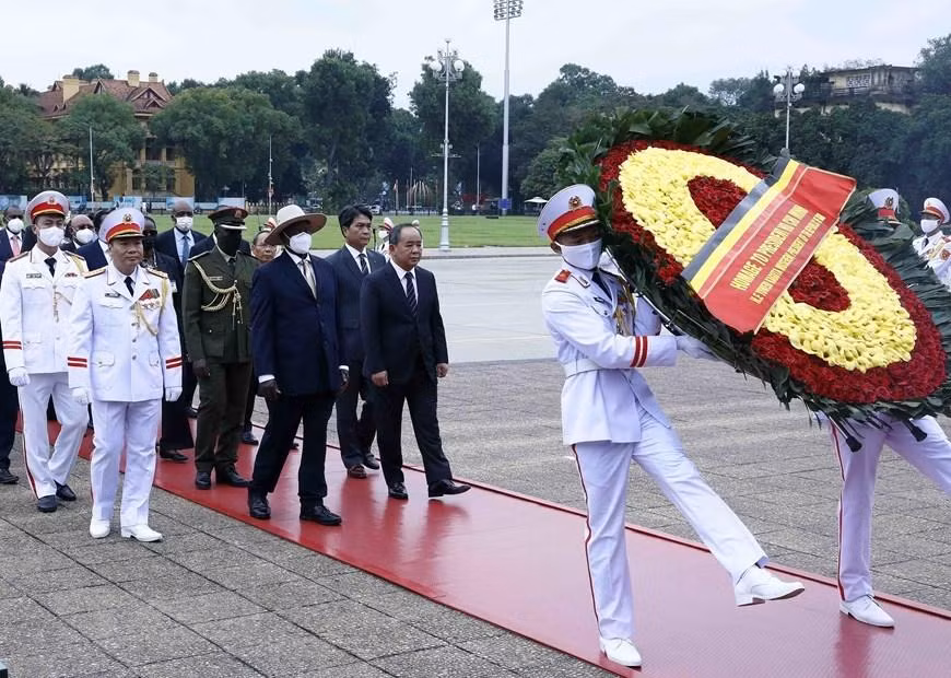Trước đó, Tổng thống Uganda Yoweri Kaguta Museveni đến đặt vòng hoa và vào Lăng viếng Chủ tịch Hồ Chí Minh. (Ảnh: TTXVN) Trước đó, Tổng thống Uganda Yoweri Kaguta Museveni đến đặt vòng hoa và vào Lăng viếng Chủ tịch Hồ Chí Minh. (Ảnh: TTXVN)