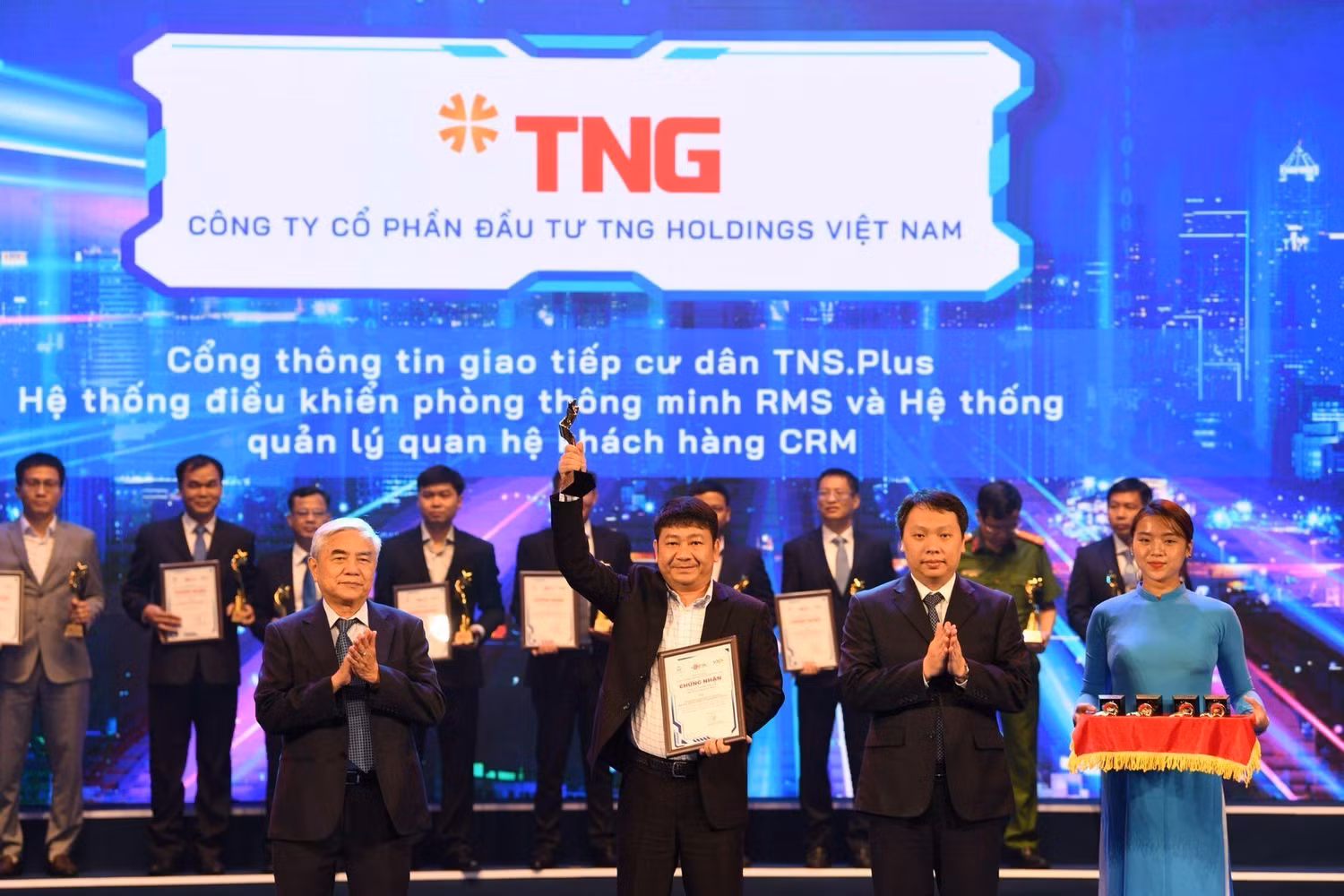 TNG Holdings Vietnam được Hội truyền thông số Việt Nam vinh danh là “Doanh nghiệp chuyển đổi số xuất sắc” 2 năm liên tiếp (2021, 2022). TNG Holdings Vietnam được Hội truyền thông số Việt Nam vinh danh là “Doanh nghiệp chuyển đổi số xuất sắc” 2 năm liên tiếp (2021, 2022).