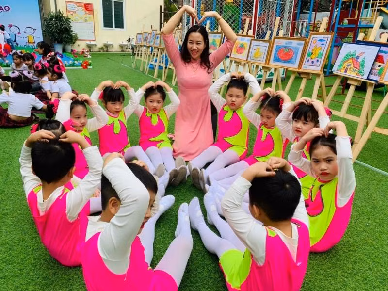 Một buổi học ngoài trời của cô và trò Trường Mầm non Khai Quang (Vĩnh Yên, Vĩnh Phúc). Ảnh: Báo Nhân dân Một buổi học ngoài trời của cô và trò Trường Mầm non Khai Quang (Vĩnh Yên, Vĩnh Phúc). Ảnh: Báo Nhân dân