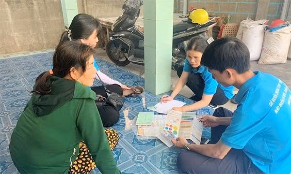 Tuyên truyền, vận động người dân tham gia bảo hiểm xã hội tự nguyện, bảo hiểm y tế hộ gia đình. Ảnh: Bảo hiểm xã hội Việt Nam
