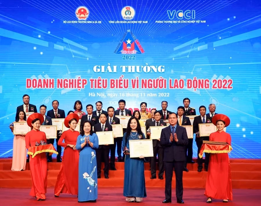 Đại diện Tập đoàn BRG nhận giải thưởng “Doanh nghiệp tiêu biểu vì người lao động” năm 2022 Đại diện Tập đoàn BRG nhận giải thưởng “Doanh nghiệp tiêu biểu vì người lao động” năm 2022