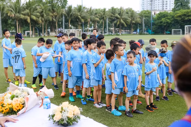 Trẻ nhỏ chơi ở công viên Hồ Thiên Nga Trẻ nhỏ chơi ở công viên Hồ Thiên Nga