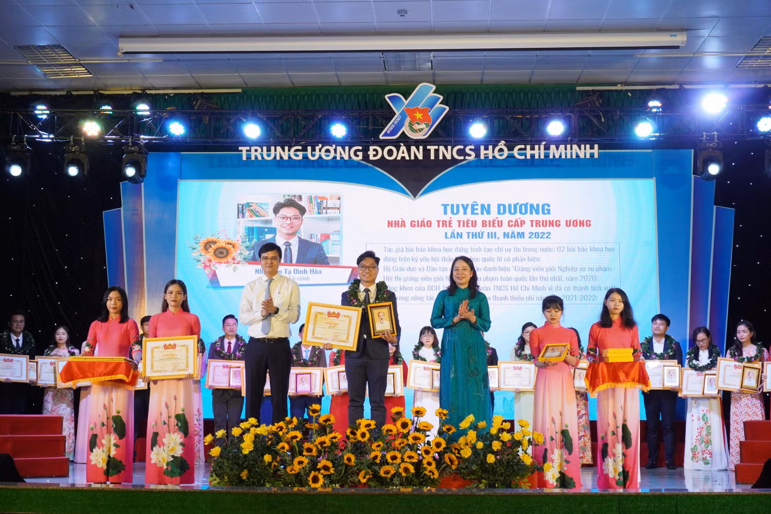 Thầy Tạ Đình Hòa là 1 trong 100 nhà giáo trẻ tiêu biểu được Trung ương Đoàn Thanh niên Cộng sản Hồ Chí Minh tuyên dương. Ảnh: NVCC Thầy Tạ Đình Hòa là 1 trong 100 nhà giáo trẻ tiêu biểu được Trung ương Đoàn Thanh niên Cộng sản Hồ Chí Minh tuyên dương. Ảnh: NVCC