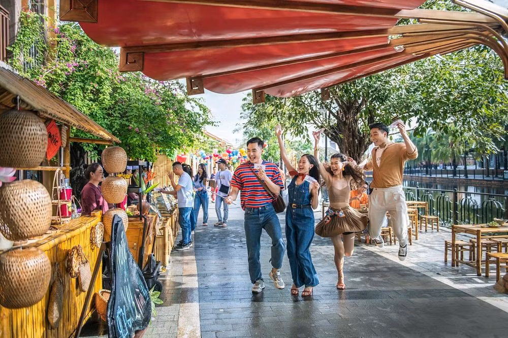 Du khách check in tại phố Đông, VinWonders Nam Hội An.