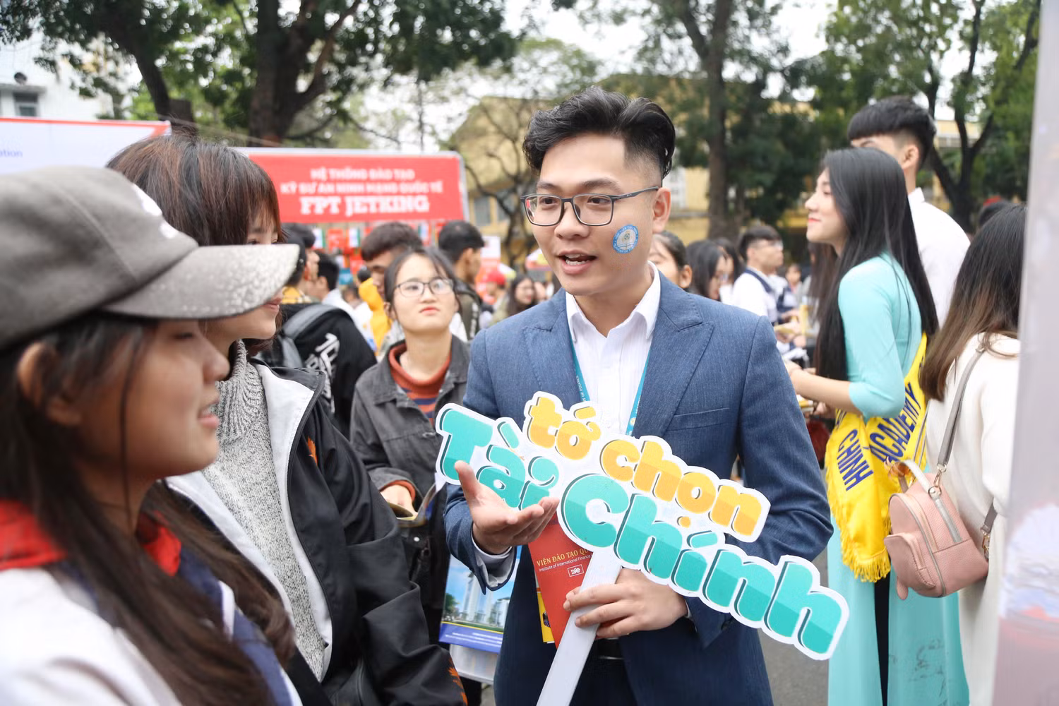 Người thủ lĩnh Đoàn gần gũi với sinh viên. Ảnh: NVCC Người thủ lĩnh Đoàn gần gũi với sinh viên. Ảnh: NVCC