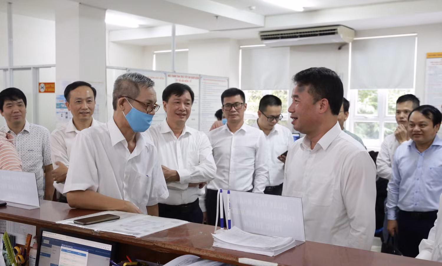 Tổng Giám đốc Bảo hiểm xã hội Việt Nam Nguyễn Thế Mạnh trao đổi với người dân đến đặt lịch làm việc với cơ quan Bảo hiểm xã hội tại Bộ phận “Một cửa” của Bảo hiểm xã hội Thành phố Hồ Chí Minh. Tổng Giám đốc Bảo hiểm xã hội Việt Nam Nguyễn Thế Mạnh trao đổi với người dân đến đặt lịch làm việc với cơ quan Bảo hiểm xã hội tại Bộ phận “Một cửa” của Bảo hiểm xã hội Thành phố Hồ Chí Minh.