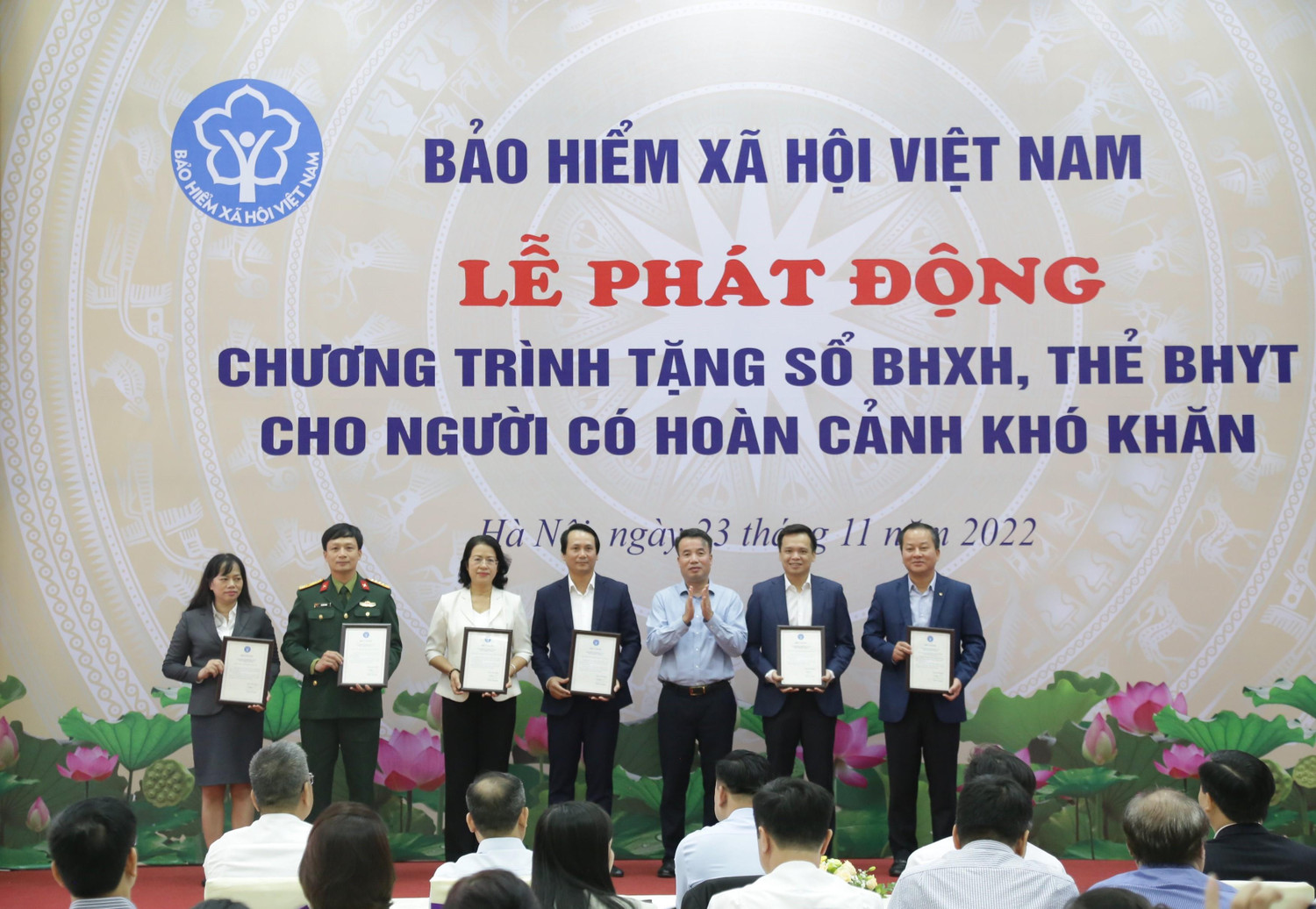 Tổng Giám đốc Nguyễn Thế Mạnh tiếp nhận sổ bảo hiểm xã hội và thẻ bảo hiểm y tế do các doanh nghiệp hỗ trợ. Tổng Giám đốc Nguyễn Thế Mạnh tiếp nhận sổ bảo hiểm xã hội và thẻ bảo hiểm y tế do các doanh nghiệp hỗ trợ.