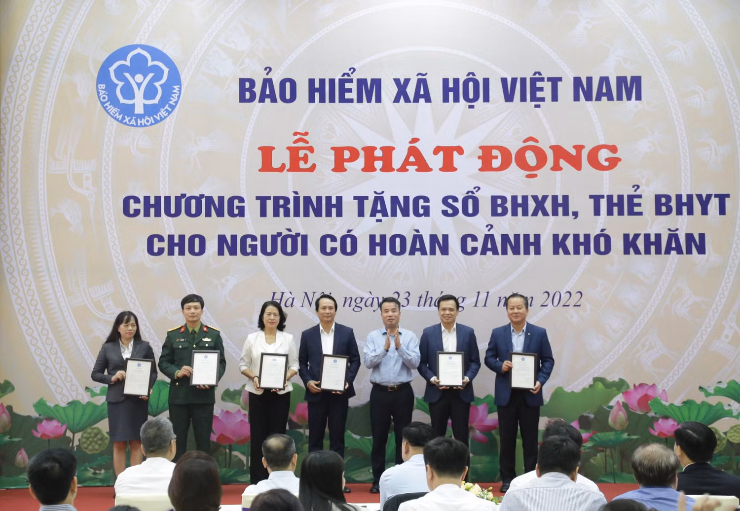 Tổng Giám đốc Nguyễn Thế Mạnh tiếp nhận sổ bảo hiểm xã hội và thẻ bảo hiểm y tế do các doanh nghiệp hỗ trợ.