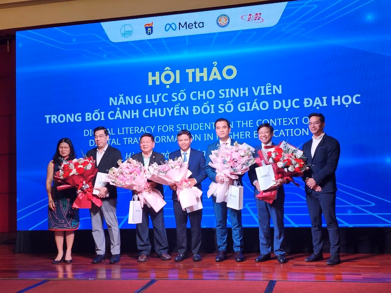Đại diện Ban tổ chức tặng hoa cho các vị đại biểu. Ảnh: Hoài Linh Đại diện Ban tổ chức tặng hoa cho các vị đại biểu. Ảnh: Hoài Linh