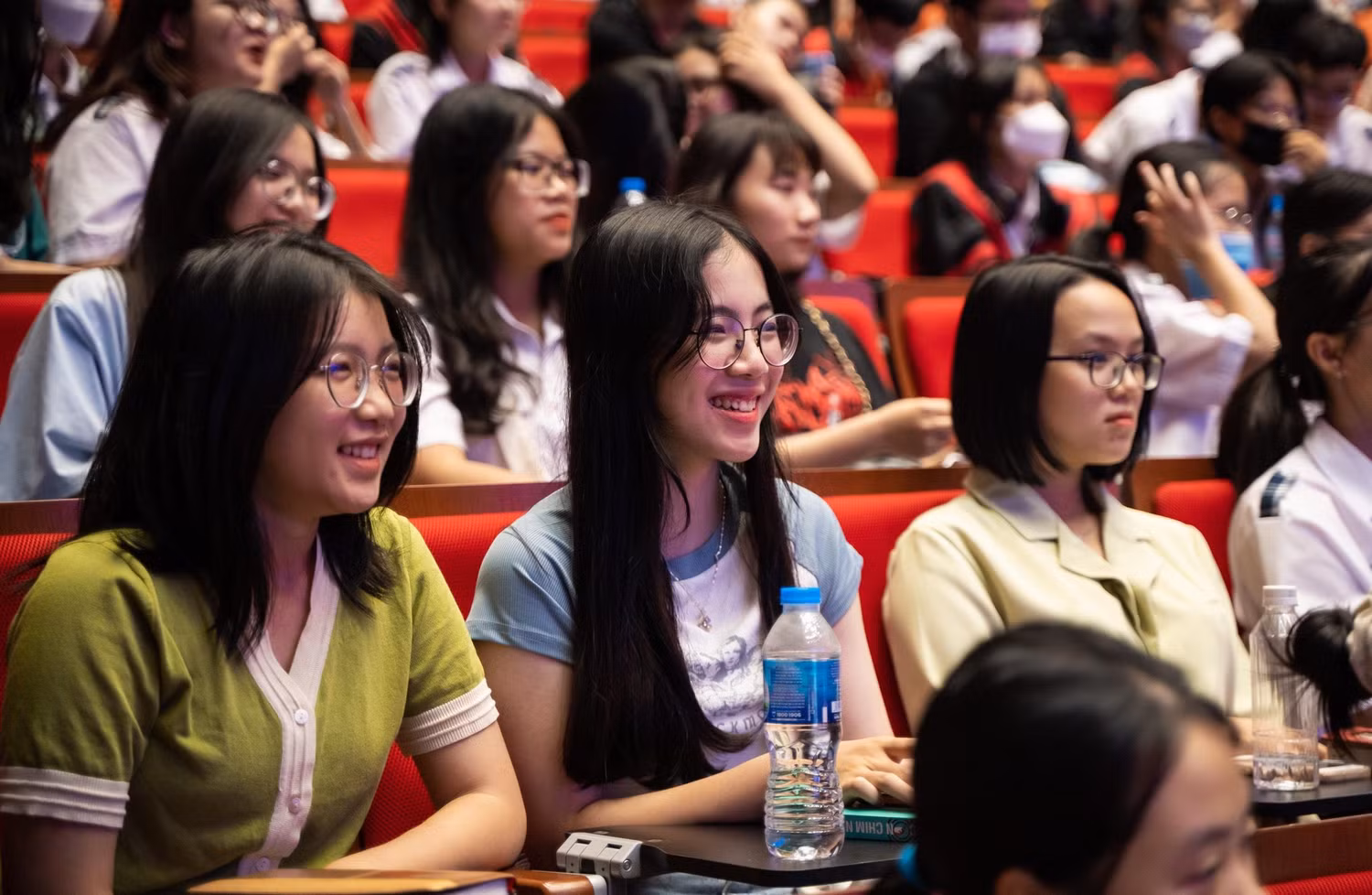 Các em học sinh, sinh viên hào hứng lắng nghe chia sẻ của Giáo sư Barbara Các em học sinh, sinh viên hào hứng lắng nghe chia sẻ của Giáo sư Barbara