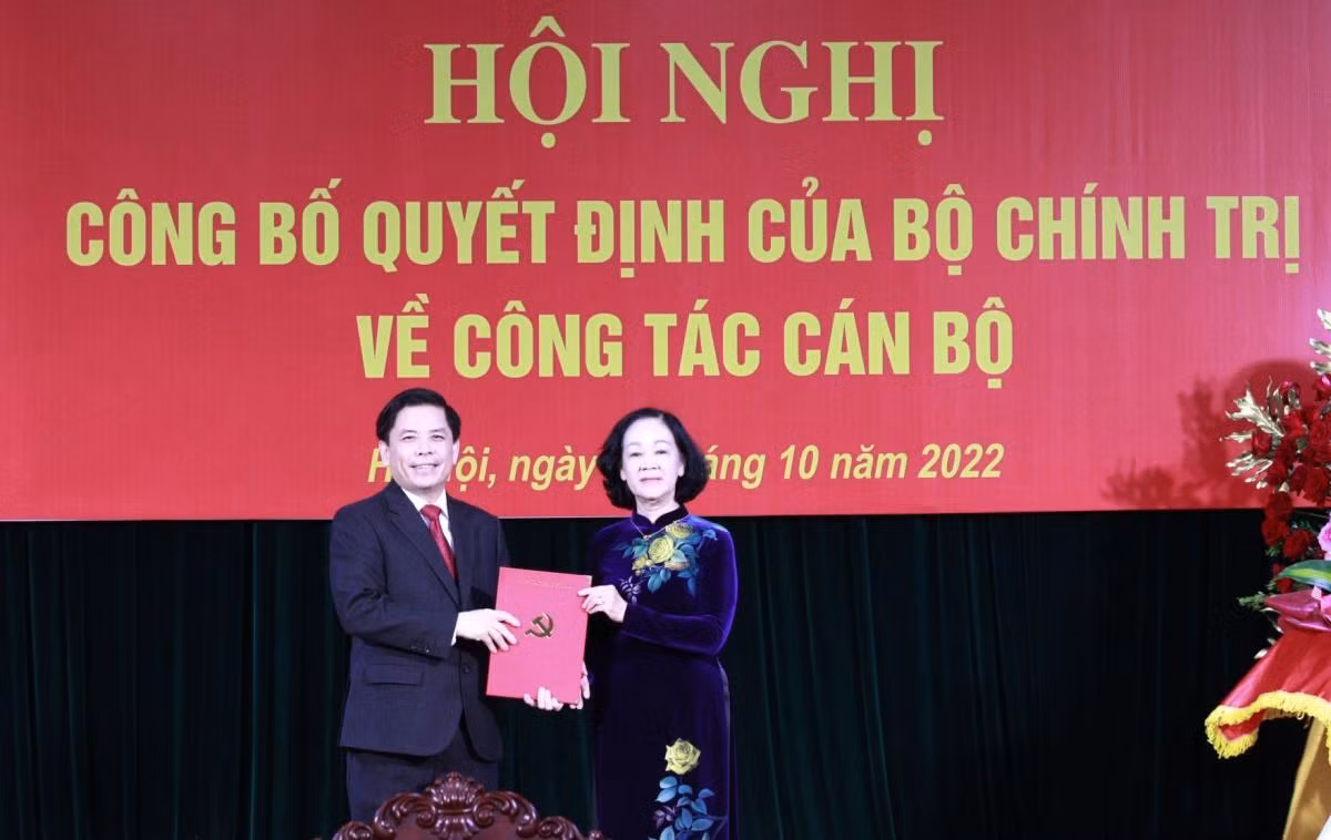 Trưởng Ban Tổ chức Trung ương Trương Thị Mai trao quyết định của Bộ Chính trị điều động, phân công ông Nguyễn Văn Thể giữ chức Bí thư Đảng ủy khối các cơ quan Trung ương nhiệm kỳ 2020-2025. Ảnh: vov.vn Trưởng Ban Tổ chức Trung ương Trương Thị Mai trao quyết định của Bộ Chính trị điều động, phân công ông Nguyễn Văn Thể giữ chức Bí thư Đảng ủy khối các cơ quan Trung ương nhiệm kỳ 2020-2025. Ảnh: vov.vn