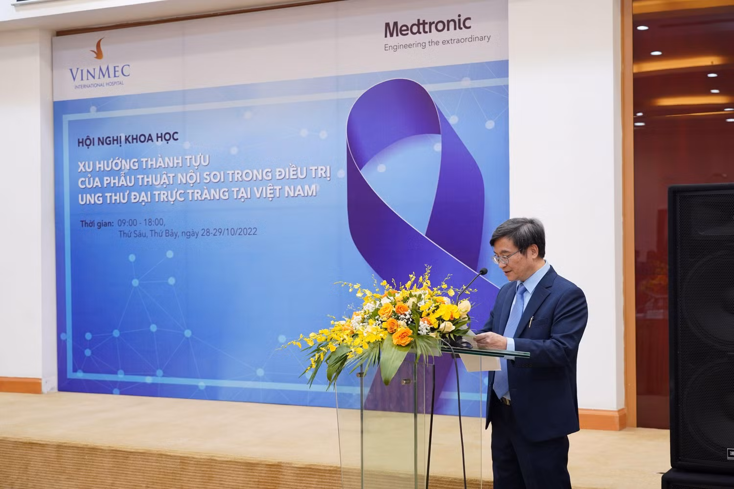 Thầy thuốc nhân dân, Phó Giáo sư, Tiến sĩ, Bác sĩ Phạm Đức Huấn – Giám đốc Trung tâm Tiêu hóa - Gan mật – Tiết niệu, Bệnh viện Đa khoa quốc tế Vinmec Times City, chuyên gia đầu ngành về phẫu thuật nội soi tiêu hóa tại Việt Nam trình bày báo cáo tại Hội nghị.