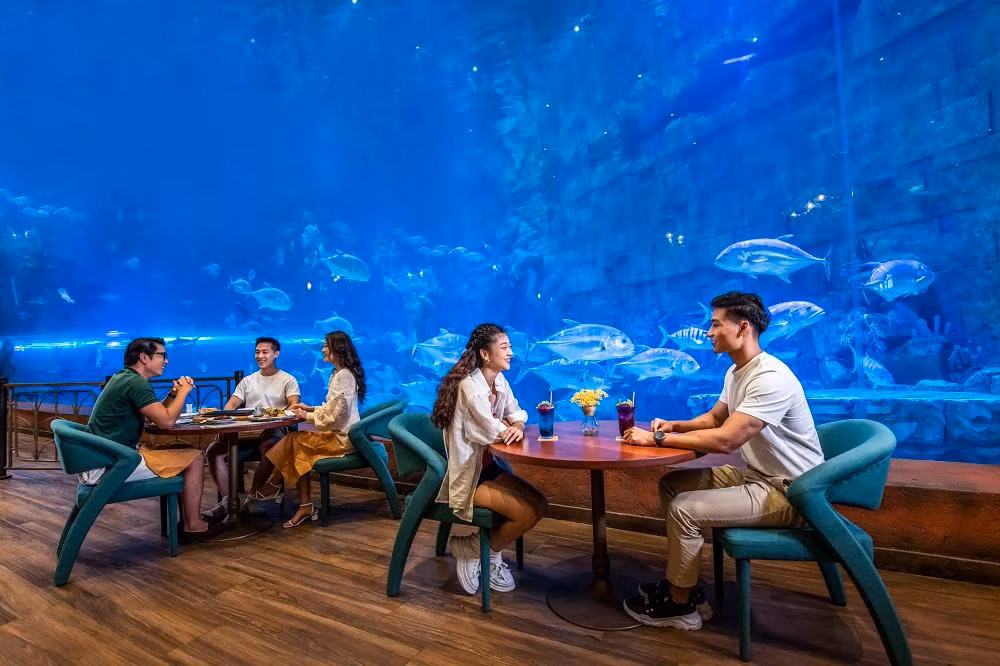 Nhà hàng Deepsea bên cạnh bể cá mập khổng lồ tại VinWonders Phú Quốc.