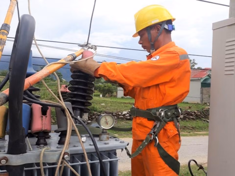 Công nhân Công ty Điện lực Lai Châu kiểm tra vận hành trạm biến áp Công nhân Công ty Điện lực Lai Châu kiểm tra vận hành trạm biến áp