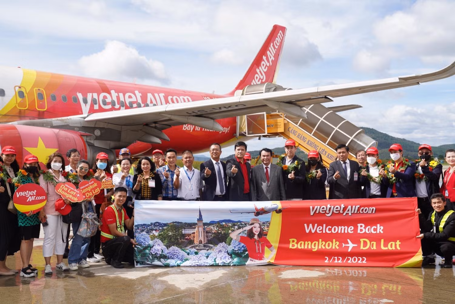 Chuyến bay VZ940 từ Băng Cốc đến Đà Lạt được đại diện lãnh đạo tỉnh Lâm Đồng và Vietjet chào mừng