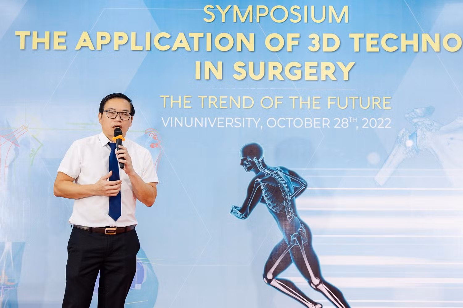 Giáo sư, Tiến sĩ, Bác sĩ Trần Trung Dũng, Giám đốc chuyên môn Trung tâm Công nghệ 3D trong Y học VinUni cho biết với công nghệ in 3D, các bệnh viện có thể sử dụng các dụng cụ mổ vừa khít với giải phẫu của người Việt, mà giá thành lại thấp hơn nhiều lần so với sản phẩm nhập khẩu từ Mỹ hay châu Âu.