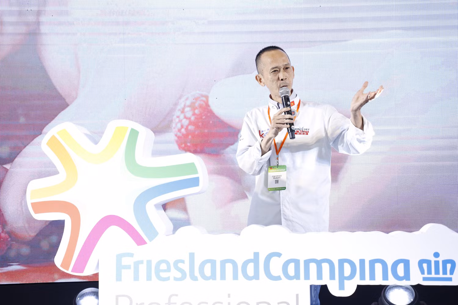 Tại buổi lễ, Chef David Thái, Siêu đầu bếp Việt Nam đã chia sẻ về những trải nghiệm ấn tượng khi sử dụng sản phẩm của FrieslandCampina Professional Tại buổi lễ, Chef David Thái, Siêu đầu bếp Việt Nam đã chia sẻ về những trải nghiệm ấn tượng khi sử dụng sản phẩm của FrieslandCampina Professional