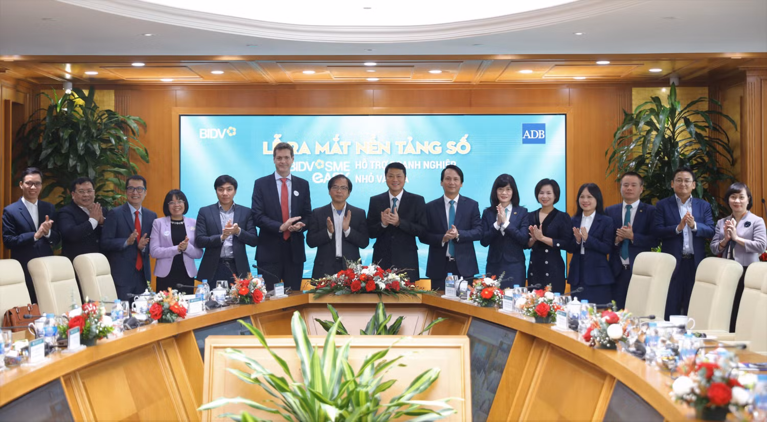 Các đại biểu tham dự lễ ra mắt nền tảng số SMEasy dành cho doanh nghiệp nhỏ và vừa.