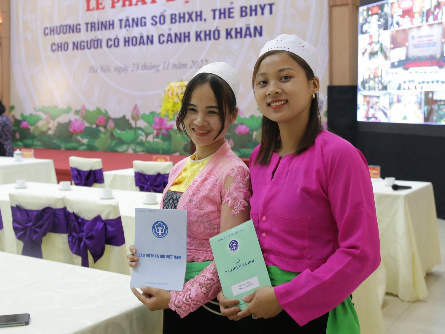 Chị Bùi Thị Hằng - tỉnh Hòa Bình (bên phải) cho biết: sau khi được tặng sổ BHXH tự nguyện sẽ cố gắng tiếp tục tham gia vào những năm sau. Chị Bùi Thị Hằng - tỉnh Hòa Bình (bên phải) cho biết: sau khi được tặng sổ BHXH tự nguyện sẽ cố gắng tiếp tục tham gia vào những năm sau.