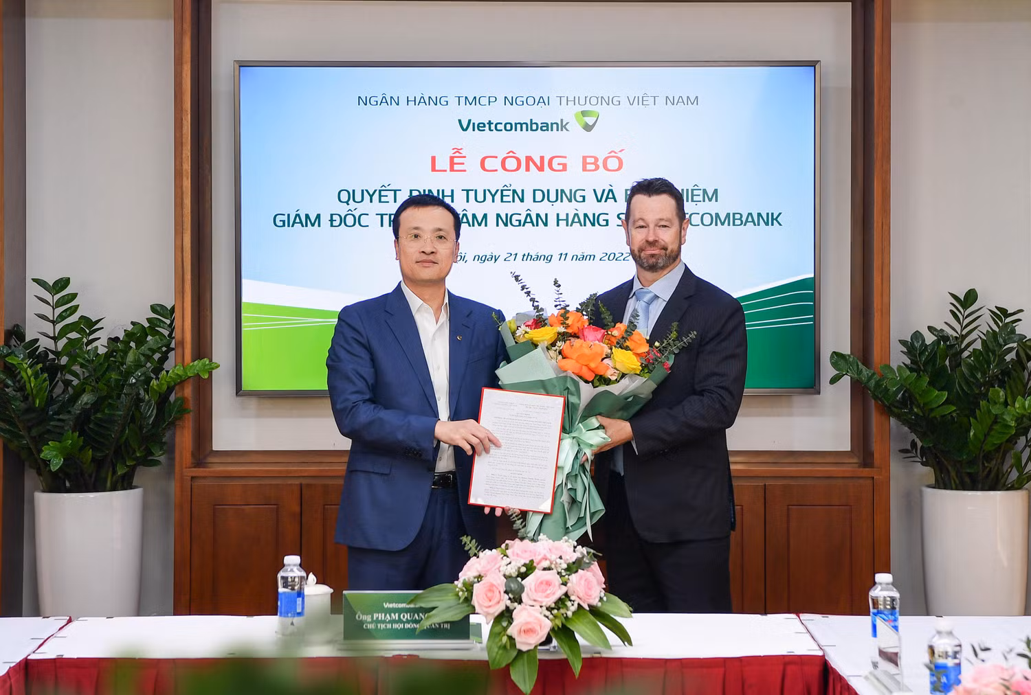Ông Phạm Quang Dũng - Ủy viên Ban thường vụ Đảng ủy Khối Doanh nghiệp Trung ương, Bí thư Đảng ủy, Chủ tịch Hội đồng quản trị Vietcombank (bên trái) trao quyết định và tặng hoa chúc mừng tân Giám đốc Trung tâm ngân hàng số Vietcombank Ông Phạm Quang Dũng - Ủy viên Ban thường vụ Đảng ủy Khối Doanh nghiệp Trung ương, Bí thư Đảng ủy, Chủ tịch Hội đồng quản trị Vietcombank (bên trái) trao quyết định và tặng hoa chúc mừng tân Giám đốc Trung tâm ngân hàng số Vietcombank