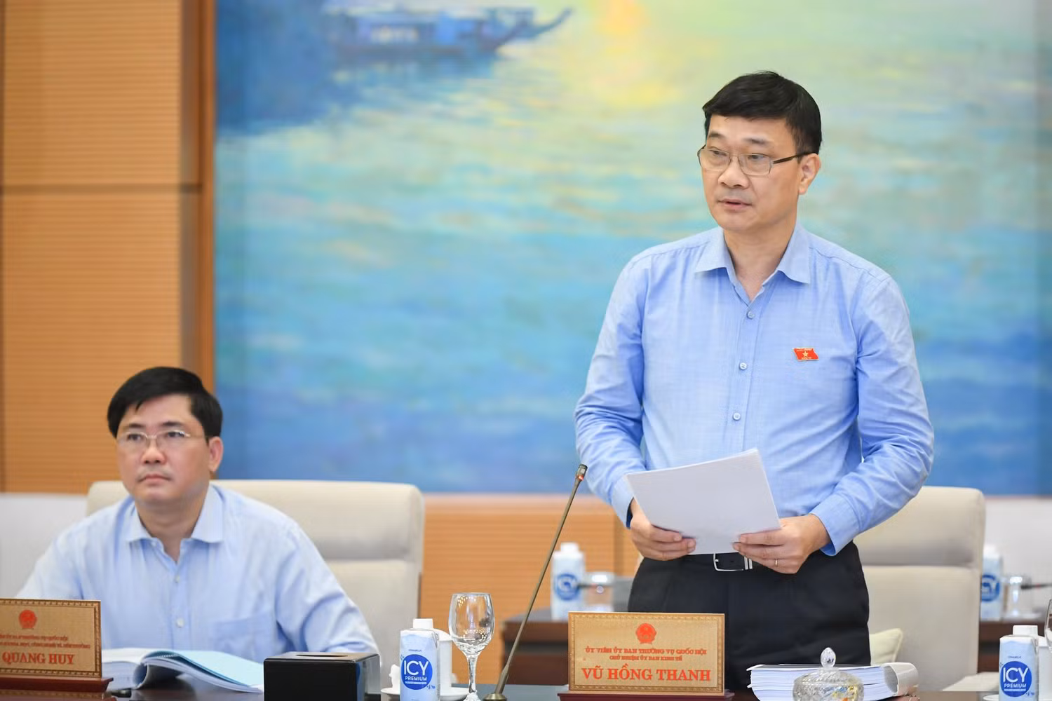 Chủ nhiệm Ủy ban Kinh tế Vũ Hồng Thanh trình bày báo cáo thẩm tra sơ bộ dự án Luật Đất đai (sửa đổi) tại phiên họp tháng 9/2022. Ảnh: Cổng thông tin điện tử Quốc hội