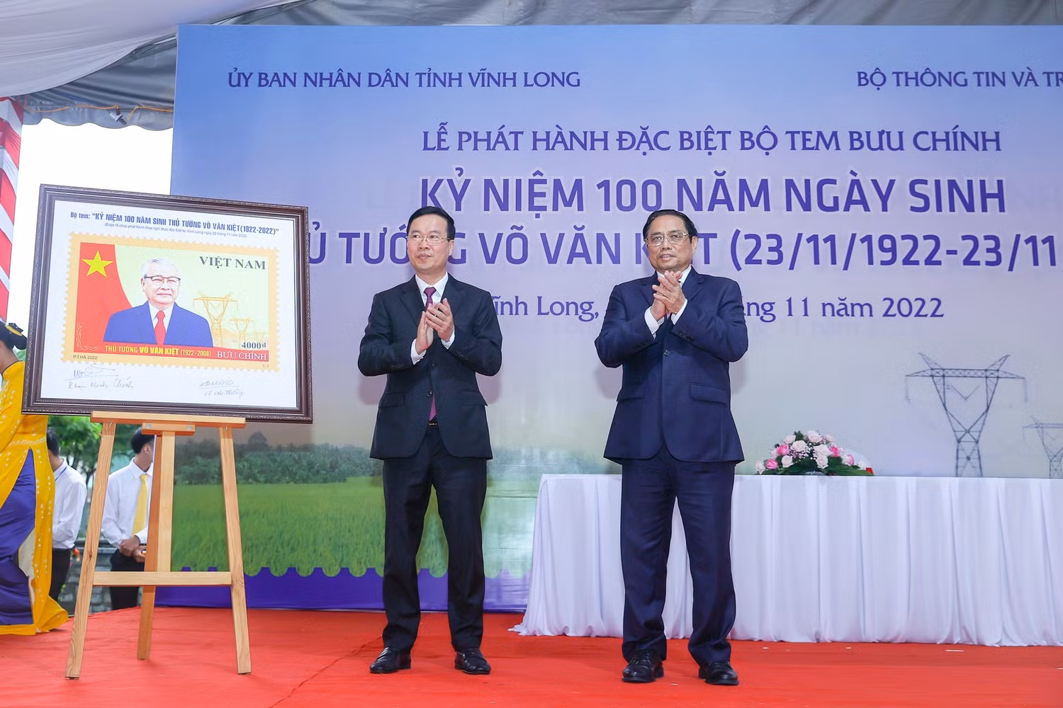 Thủ tướng Phạm Minh Chính và Thường trực Ban Bí thư Võ Văn Thưởng tại lễ phát hành đặc biệt bộ tem bưu chính "Kỷ niệm 100 năm Ngày sinh đồng chí Võ Văn Kiệt" - Ảnh: VGP/Nhật Bắc Thủ tướng Phạm Minh Chính và Thường trực Ban Bí thư Võ Văn Thưởng tại lễ phát hành đặc biệt bộ tem bưu chính "Kỷ niệm 100 năm Ngày sinh đồng chí Võ Văn Kiệt" - Ảnh: VGP/Nhật Bắc