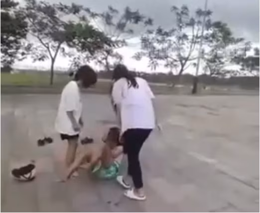 Sự việc gây bất bình trong dư luận địa phương. Ảnh: Cắt ra từ clip Sự việc gây bất bình trong dư luận địa phương. Ảnh: Cắt ra từ clip