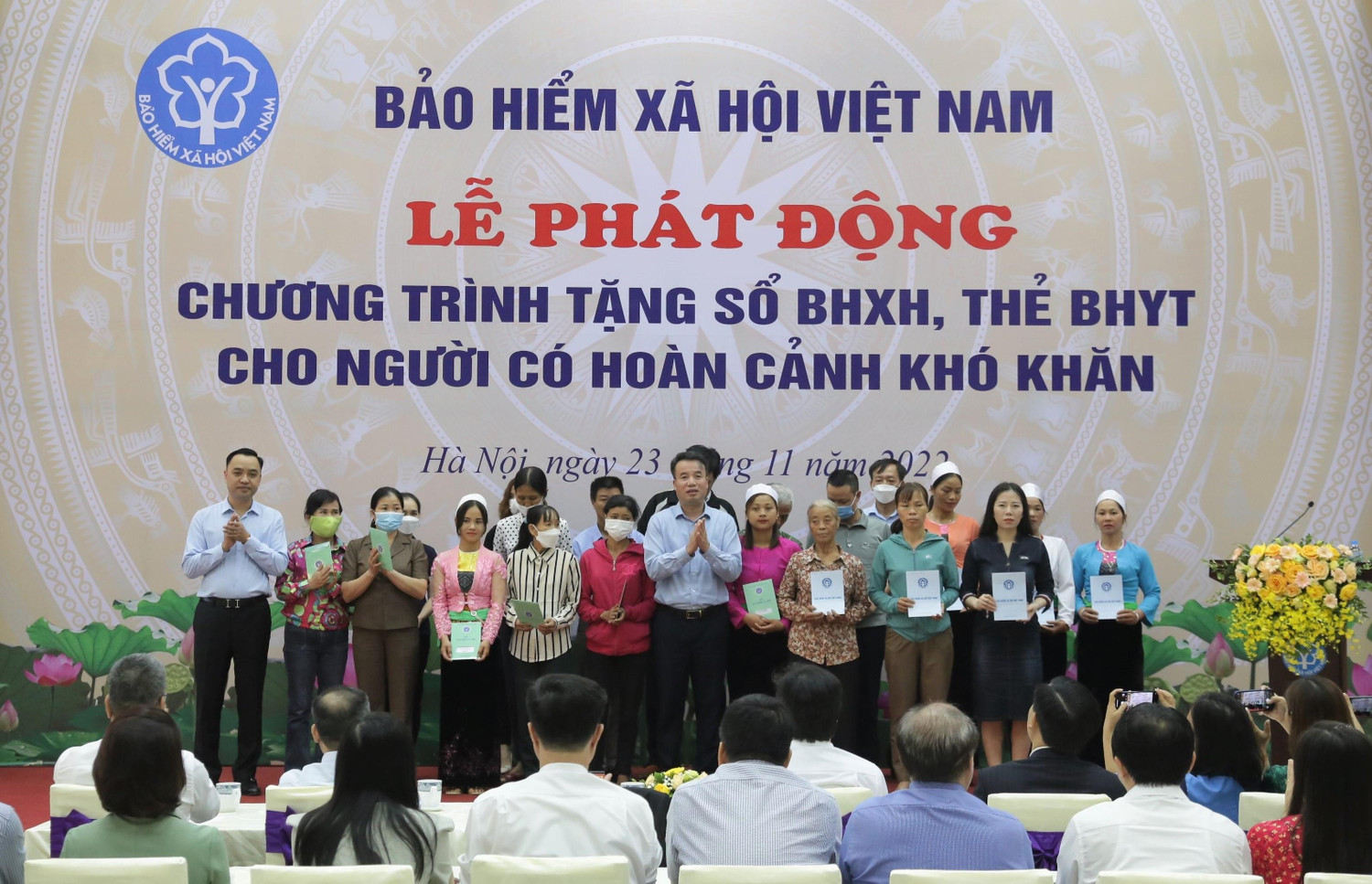 Tổng Giám đốc Nguyễn Thế Mạnh và Phó Chủ tịch chuyên trách Hội đồng quản lý Bảo hiểm xã hội Nguyễn Văn Cường trao tặng sổ bảo hiểm xã hội và thẻ bảo hiểm y tế cho người dân có hoàn cảnh khó khăn tại điểm cầu Bảo hiểm xã hội Việt Nam. Tổng Giám đốc Nguyễn Thế Mạnh và Phó Chủ tịch chuyên trách Hội đồng quản lý Bảo hiểm xã hội Nguyễn Văn Cường trao tặng sổ bảo hiểm xã hội và thẻ bảo hiểm y tế cho người dân có hoàn cảnh khó khăn tại điểm cầu Bảo hiểm xã hội Việt Nam.