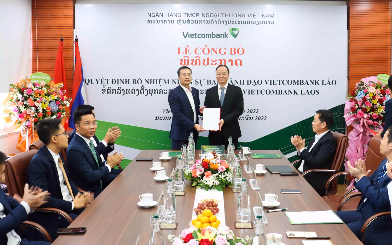 Chủ tịch Hội đồng quản trị Vietcombank Phạm Quang Dũng (bên trái) trao quyết định bổ nhiệm Chủ tịch Hội đồng quản trị Vietcombank Lào cho ông Lê Quang Vinh