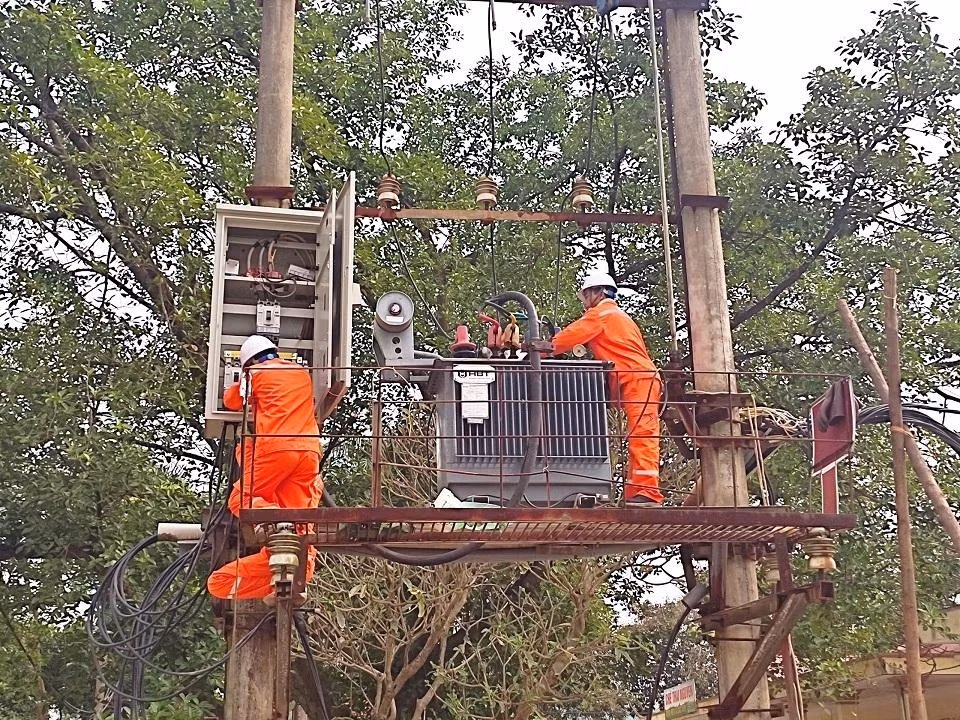 Công nhân điện lực Thái Nguyên xử lý khiếm khuyết trên lưới điện