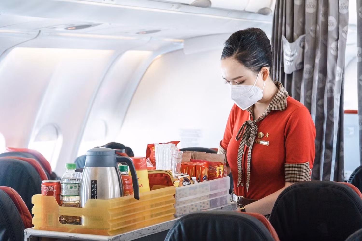 Vietjet sẵn sàng chào đón du khách đến với những chuyến bay an toàn, tốt đẹp cùng đội tàu bay mới hiện đại, tiếp viên chuyên nghiệp và thân thiện