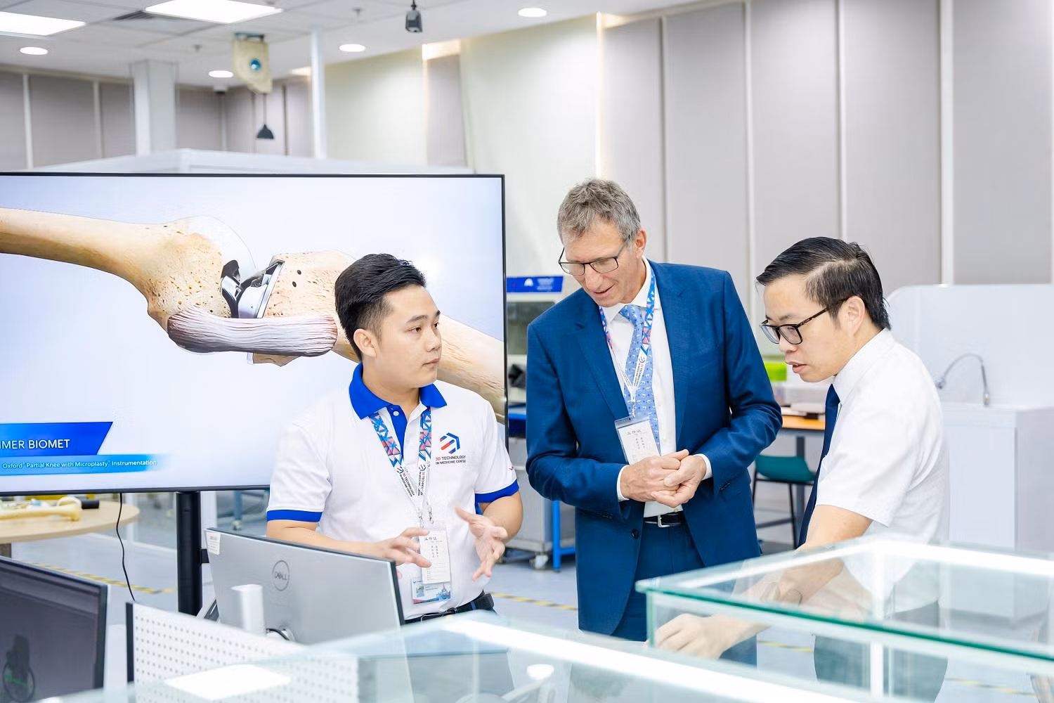 Tại hội thảo, các chuyên gia, bác sĩ đã trải nghiệm sử dụng thiết bị Touch Haptic tại Trung tâm Công nghệ 3D trong Y học VinUni. Thiết bị này giúp kỹ sư thiết kế và bác sĩ lâm sàng có thể dễ dàng lên ý tưởng, thử nghiệm mô phỏng trên môi trường ảo một cách trực quan nhất.