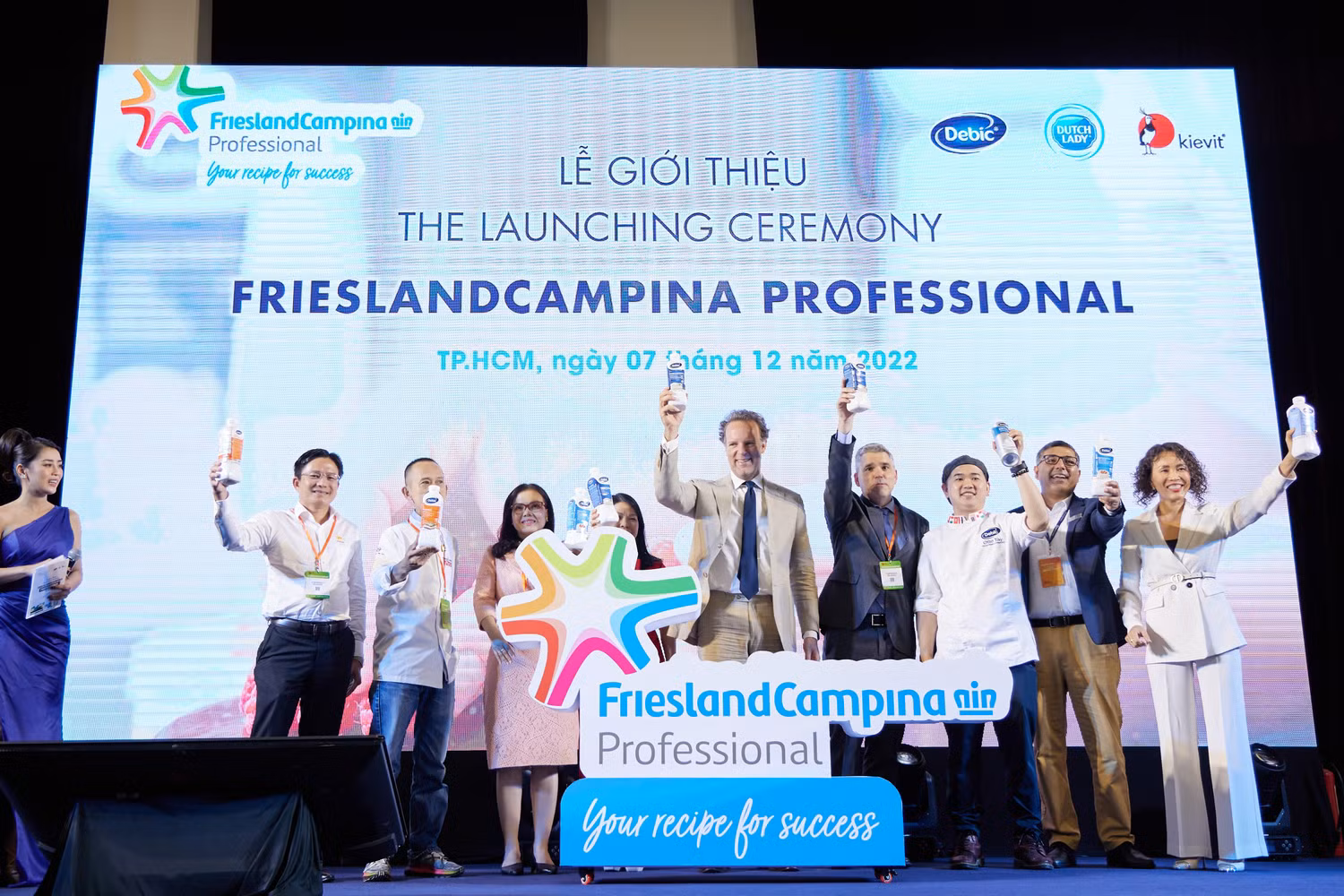 FrieslandCampina Professional chính thức có mặt tại Việt Nam, tự hào nuôi dưỡng đam mê của những chuyên gia ẩm thực và thúc đẩy sự sáng tạo của họ từ nguồn nguyên liệu chất lượng nhất. FrieslandCampina Professional chính thức có mặt tại Việt Nam, tự hào nuôi dưỡng đam mê của những chuyên gia ẩm thực và thúc đẩy sự sáng tạo của họ từ nguồn nguyên liệu chất lượng nhất.