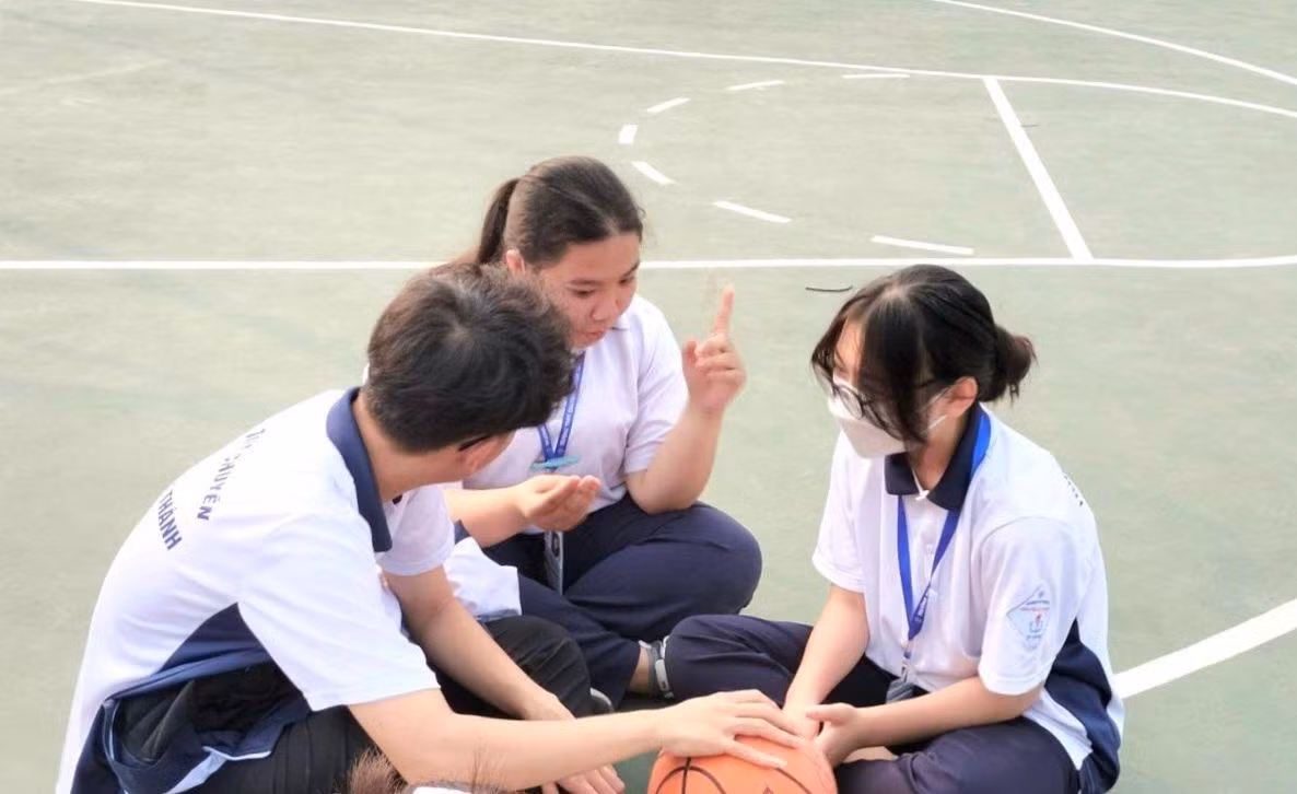 Học sinh Trường Trung học phổ thông Chuyên Nguyễn Tất Thành cùng nhau chia sẻ về kỹ năng chơi bóng rổ. (Ảnh: Hoài Linh) Học sinh Trường Trung học phổ thông Chuyên Nguyễn Tất Thành cùng nhau chia sẻ về kỹ năng chơi bóng rổ. (Ảnh: Hoài Linh)