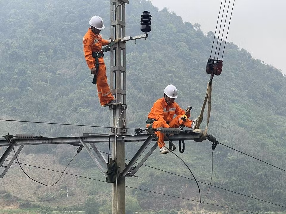Công nhân Điện lực Phù Yên xử lý khiếm khuyết trên đường dây Công nhân Điện lực Phù Yên xử lý khiếm khuyết trên đường dây
