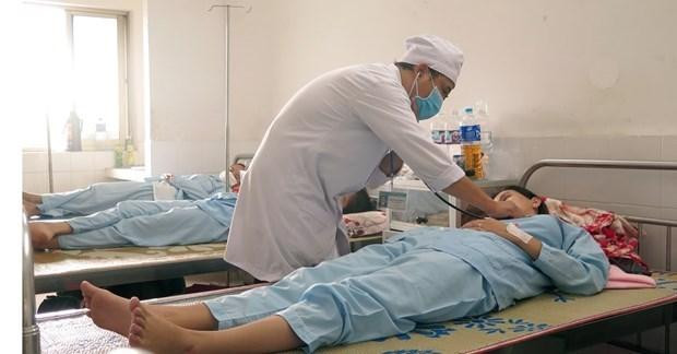 Điều trị cho bệnh nhân sốt xuất huyết. (Ảnh: Xuân Triệu/TTXVN)