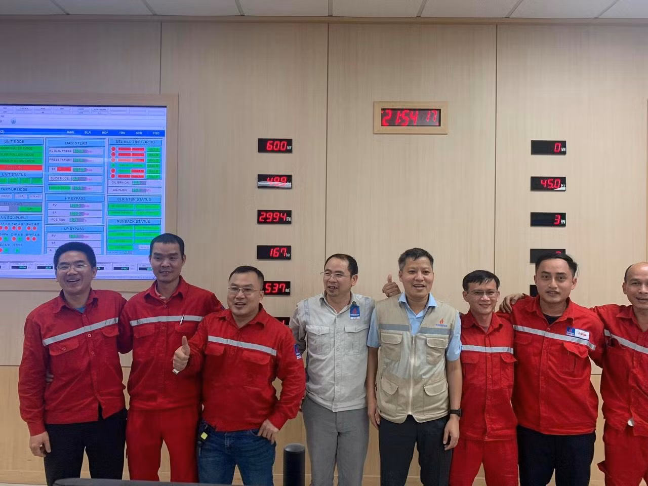 Đội ngũ cán bộ, chuyên gia vận hành của Petrovietnam phấn khởi khi thành công nâng công suất tối đa Tổ máy số 1 Nhà máy nhiệt điện Thái Bình 2.